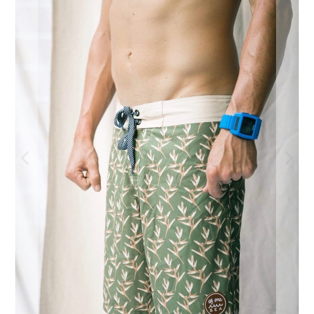 OF ONE SEA RT: $50 Men's Townshorts in Torch Ginger Green Seagrass size 32
